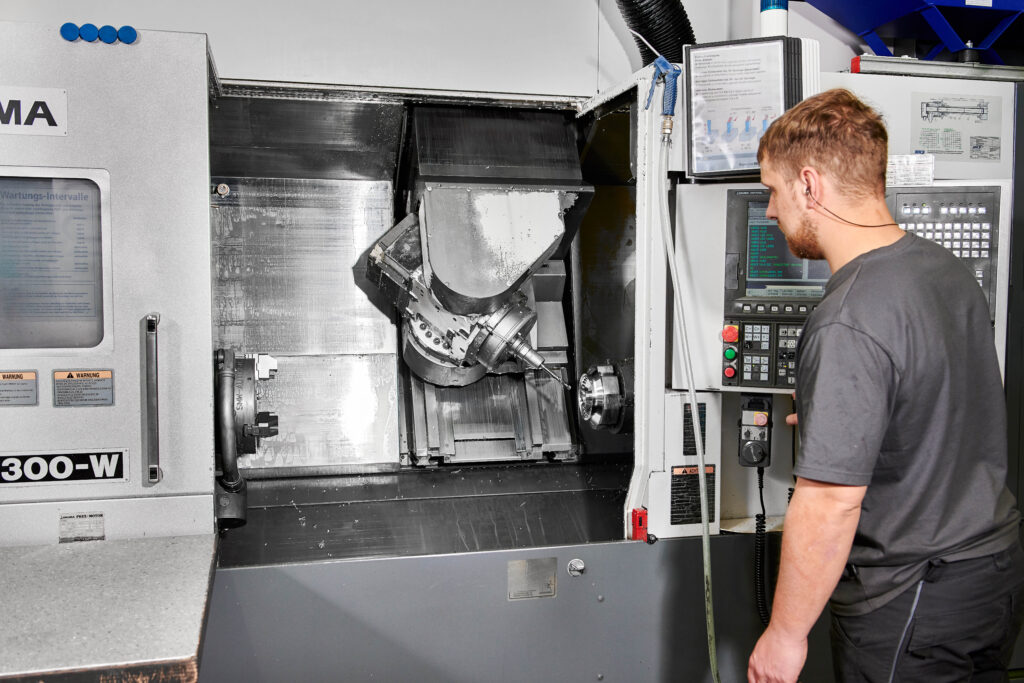 Zerspanungsmechaniker beim CNC-Drehen von Drehteilen bis Ø 300 mm