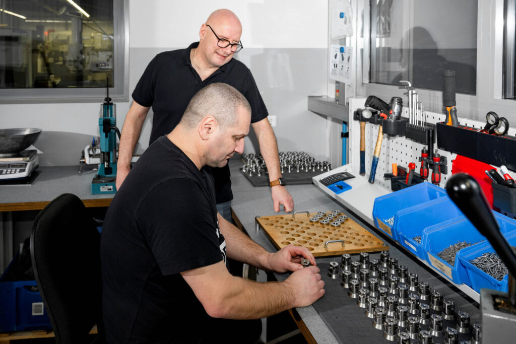 Montage-Arbeitsplatz mit präzisen Messinstrumenten bei Loest