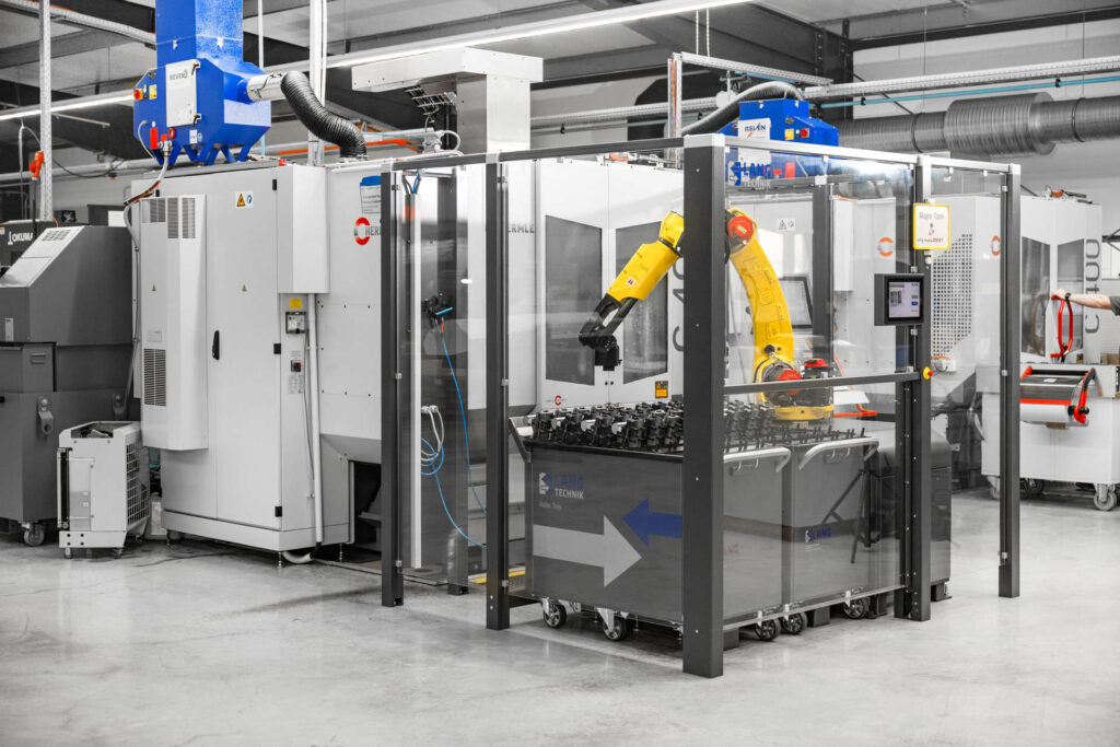 Modern CNC-Fräsmaschine 5-Achsen bei Loest Präzisionsmechanik in Duderstadt