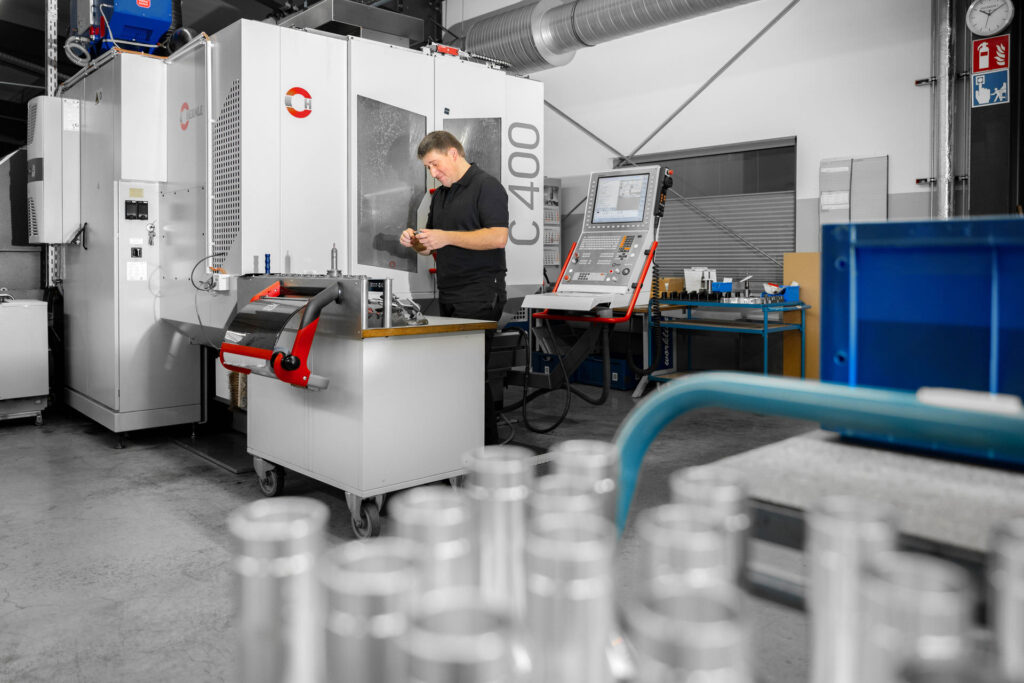 Zerspanungsmechaniker beim CNC-Fräsen von komplexen Präzisionsbauteilen